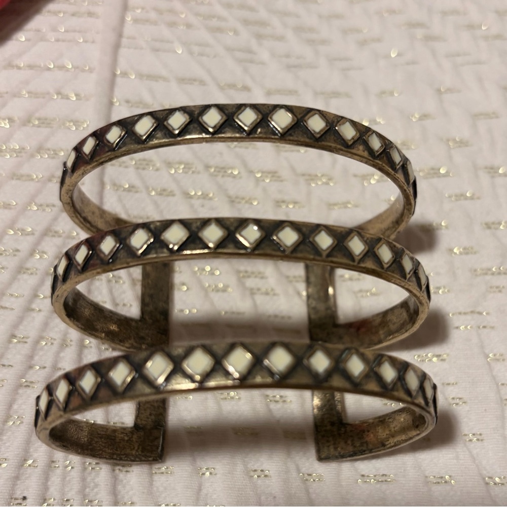 Lucky Brands Elegant Gold and white bracelet Cuff